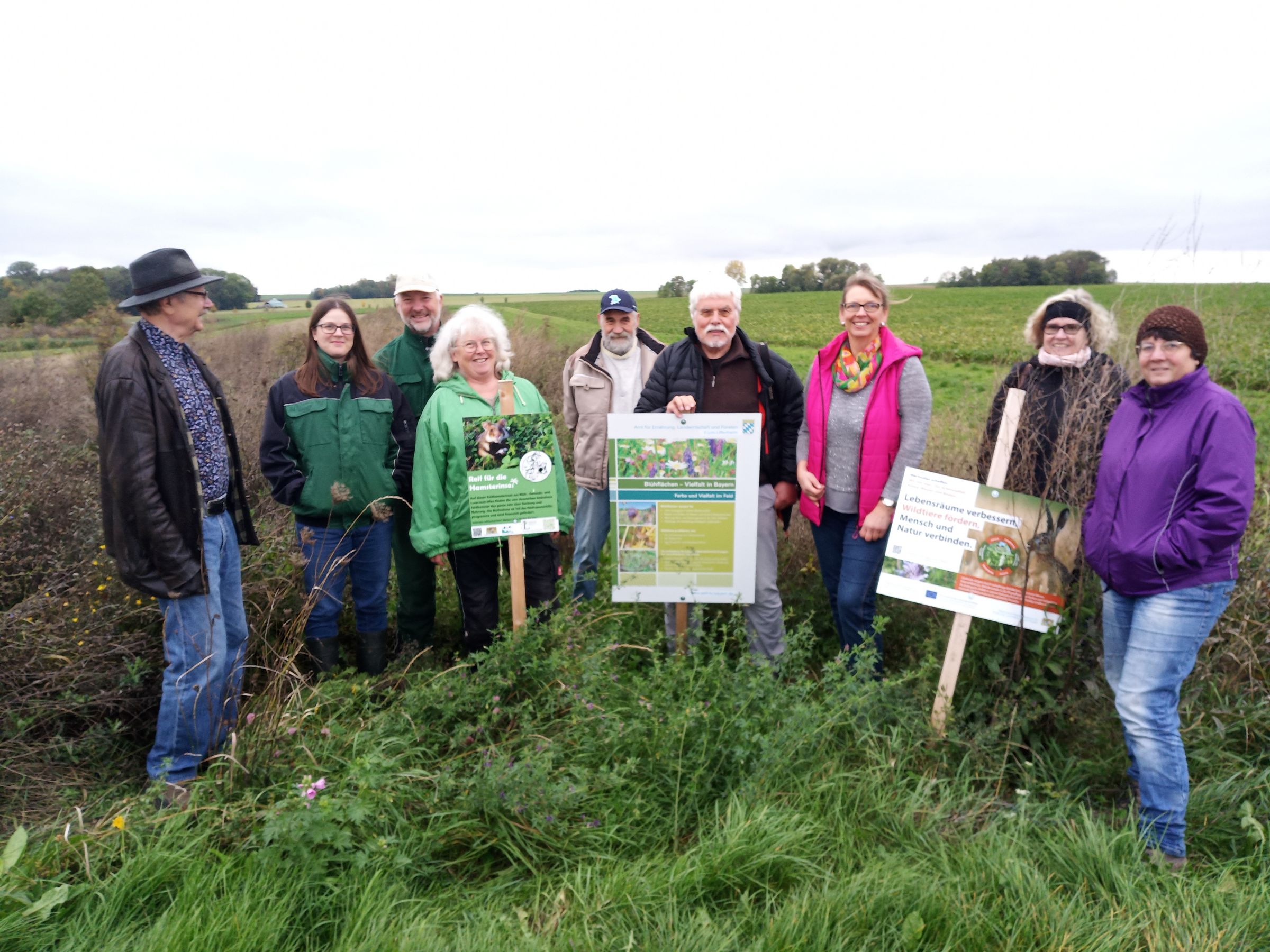 Die BN-Aktiven mit Karina Stadelmann (3. von rechts) am Feldhamsterfeld.