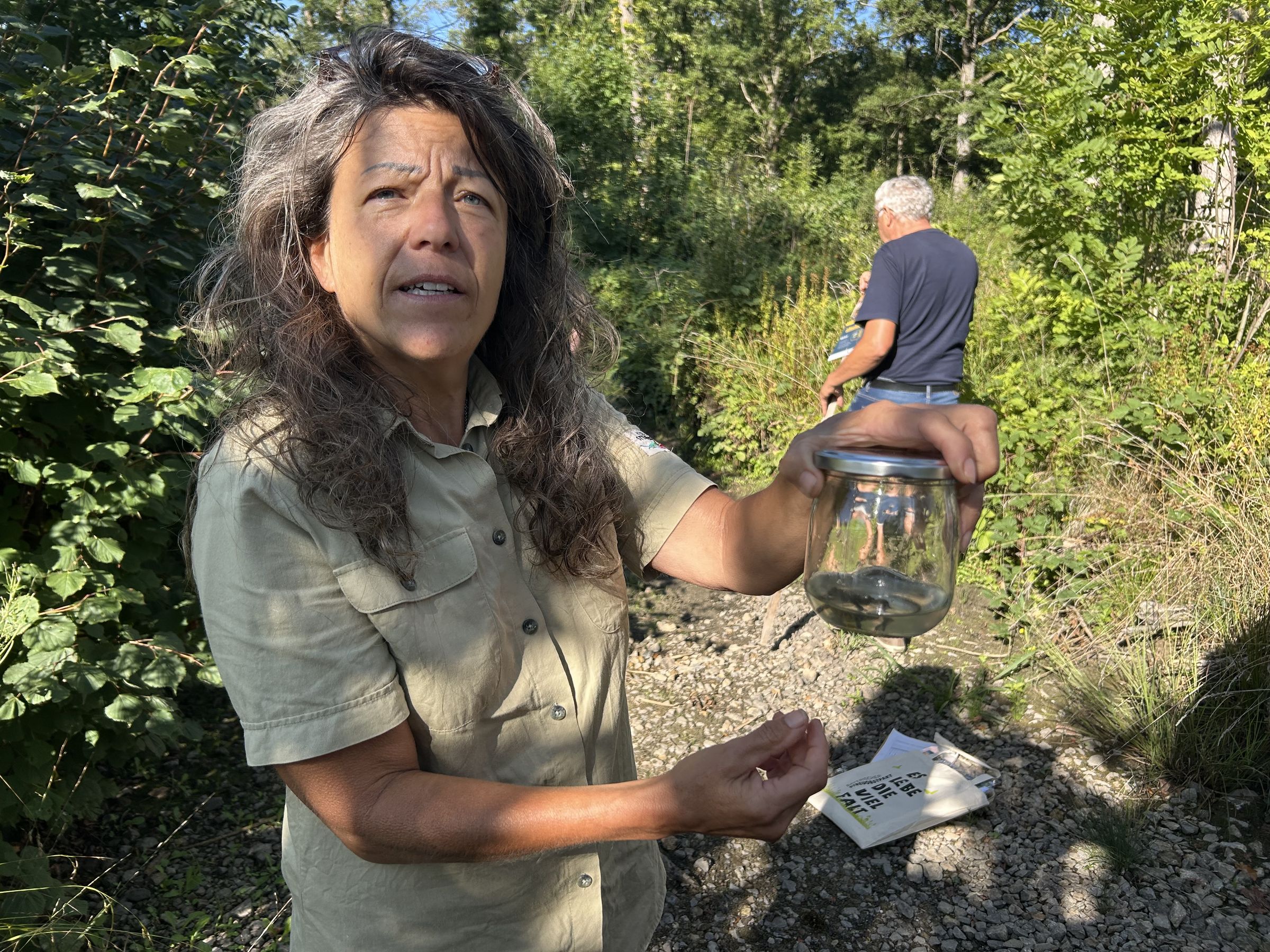 Naturpark-Rangerin Alexandra Kellner mit der im Marmeladenglas gefangenen Gelbbauchunke,Foto: Matthias Oberth 