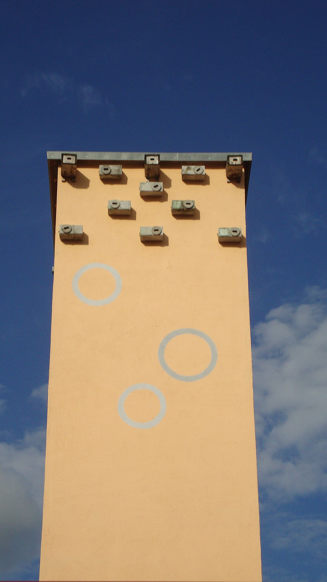 Mauerseglernisthilfen am Turm, Foto: Karin Eigenthaler